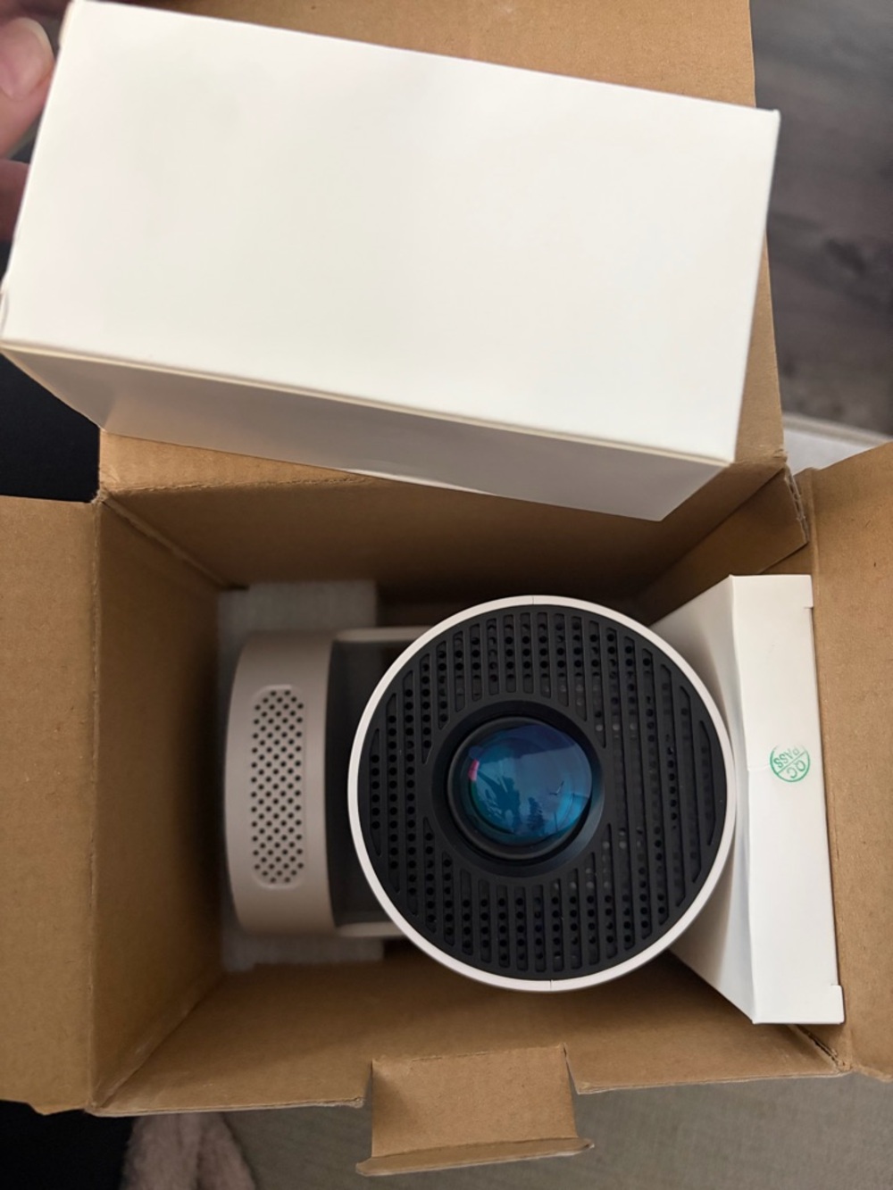 WiFi Mini Smart Projector - White HY300 PRO Projector 4k Support 1080P Full HD - Picture 6 of 6